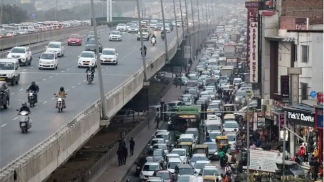 રસ્તા પર ચાલતી કાર