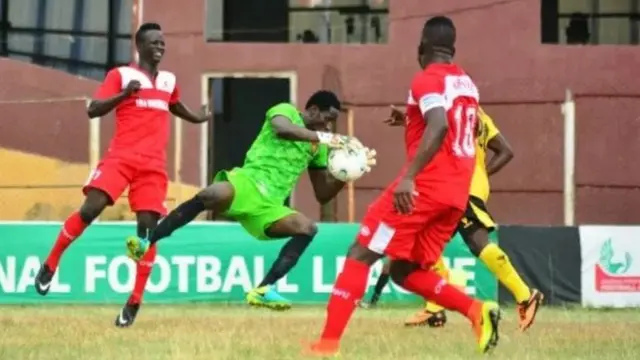 Agbabọọlu n gba bọọlu lati wọle