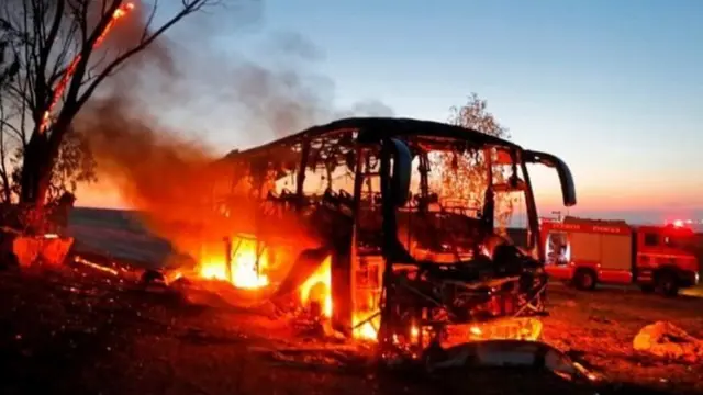 Bus yang terkena gempuran Israel di Gaza.