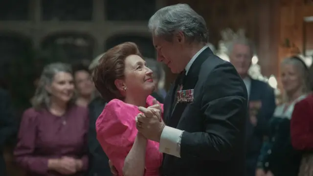 Принцесса Маргарет, которую играет Лесли Мэнвилл, и Питер Таунсенд, которого играет Тимоти Долтон, танцуют на балу