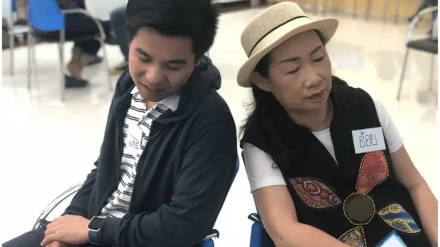 ผู้เข้าอบรมนั่งหันหลังชนกัน