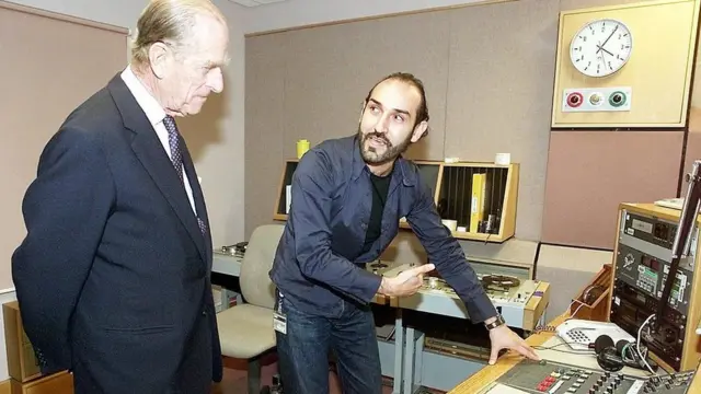 بهزاد بلور استودیوی بی بی سی فارسی را به همسر ملکه بریتانیا نشان می دهد