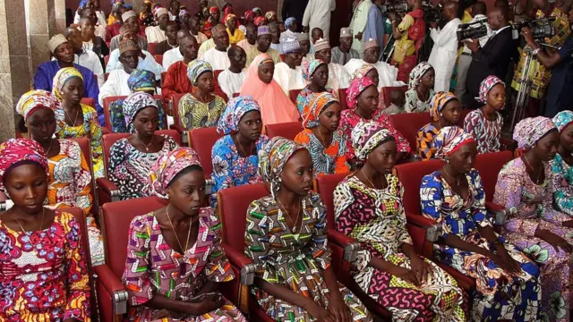 Awọn ọmọbinrin Chibok ti wọn da pada joko ninu aworan yii