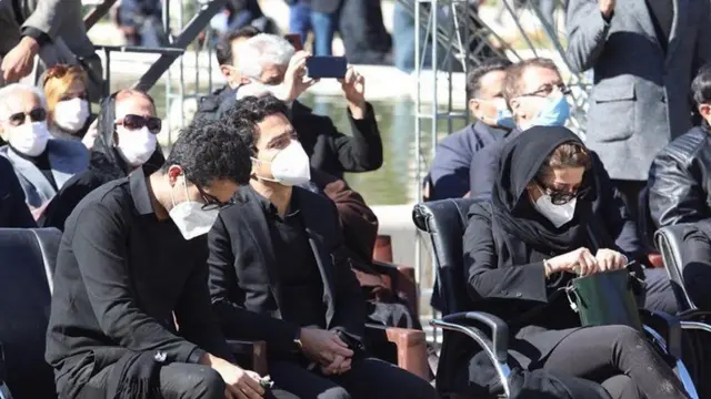 فرزندان محمدرضا شجریان در مراسم خاکسپاری
