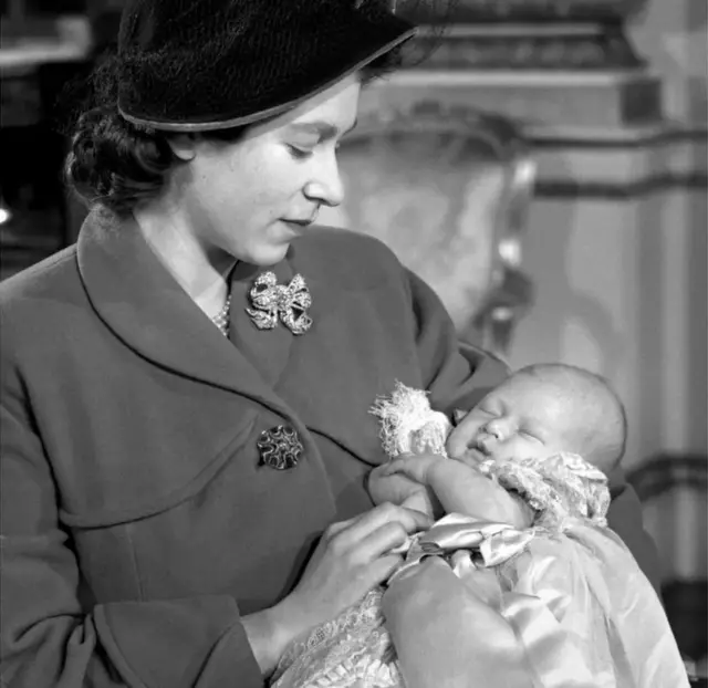 1948માં તેમના પ્રથમ સંતાન તરીકે પ્રિન્સ ચાર્લ્સનો જન્મ થયો