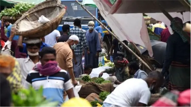 লকডাউনের মাঝে কাঁচা বাজারগুলোতে সামাজিক দূরত্ব মানা হচ্ছে না, এমন অভিযোগ অব্যাহত রয়েছে।