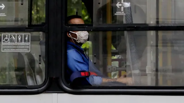 homem com máscara dentrovaidebet geônibus.