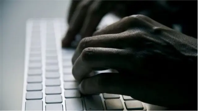 फ़ेसबुक, सोशल मीडिया, कंटेंट मॉडरेटर