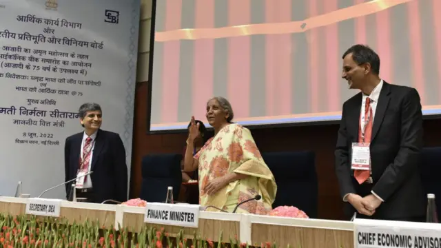 1973થી '77 દરમિયાન ઈડીનું નિયમન કર્મચારી તાલીમ અને વહીવટી વિભાગને સોંપવામાં આવ્યું હતું. હાલમાં તે નાણા મંત્રાલયના રેવન્યૂ વિભાગ હેઠળ આવે છે