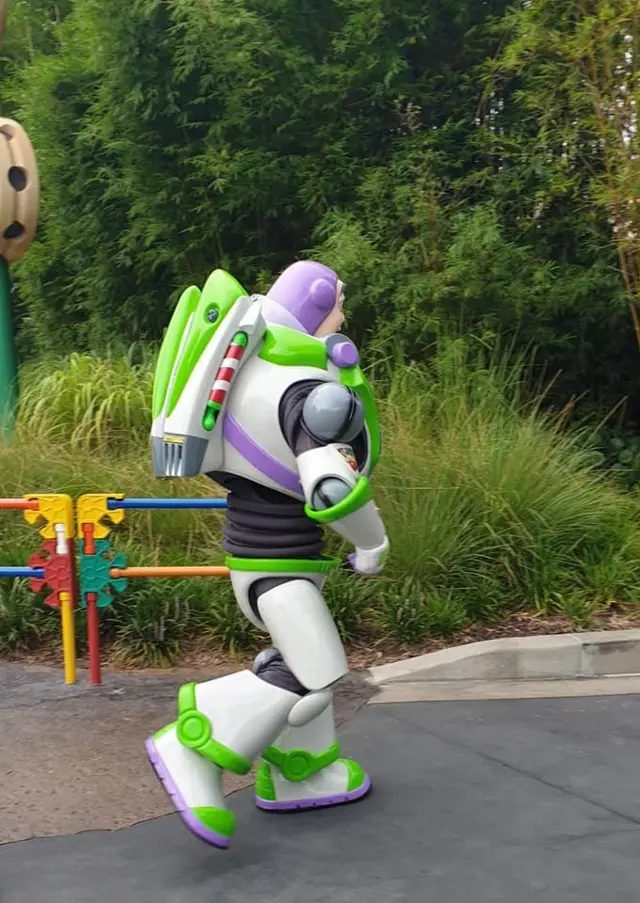 Nhân vật Buzz Lightyear trong công viên Disney World ở Florida