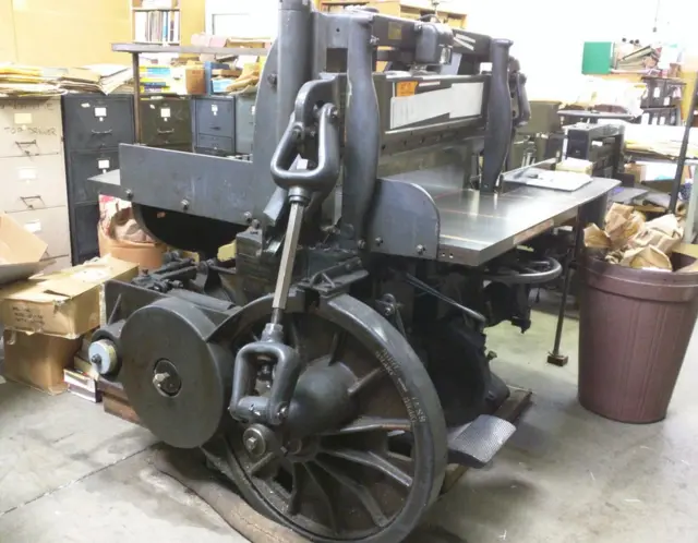 Cortadora de papel gigante.