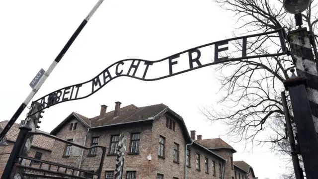 Вхід до табору Освенцім