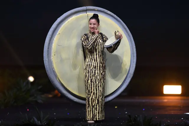 အလှမယ် နှင်းသွေးယုအောင်ကတော့ မြန်မာ့သဘာဝ မိတ်ကပ် သနပ်ခါးတုံးနဲ့ ကျောက်ပြင် ပုံစံ ဝတ်စုံနဲ့အလှပြ