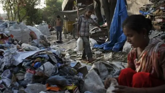 ਕੂੜਾ ਚੁਗਦੇ ਬੱਚੇ