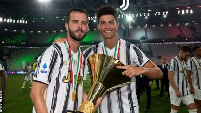 Miralem Pjanic na Cristiano Ronaldo