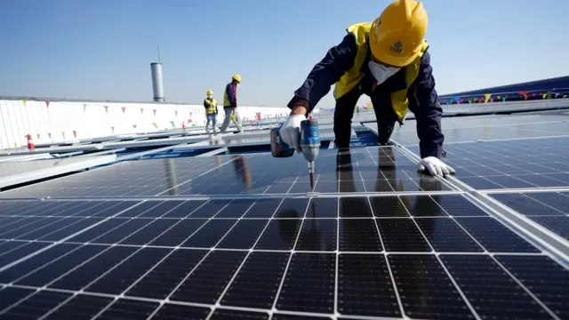 工人在河北省唐山市蘆台經濟開發區一家企業廠房屋頂安裝光伏發電板(新華社圖片11/10/2022)