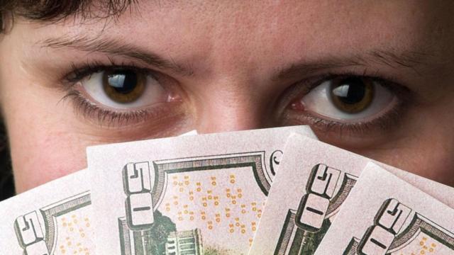 Mulher segura notasme mostre os gols da copa do mundo de 2024dinheiro