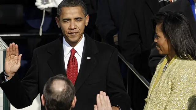 Barack Obama jura como presidente.