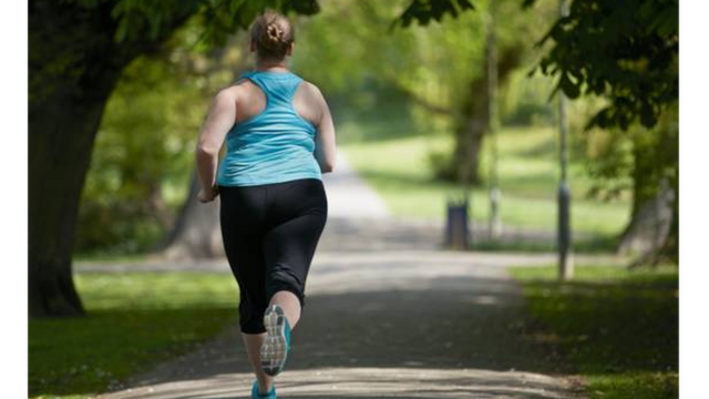 Mulher se exercitando