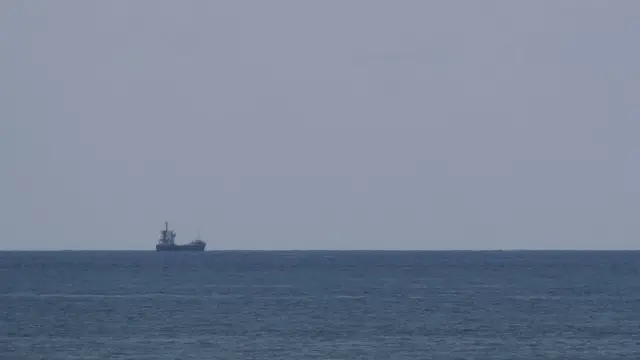 سفينة تنأى بنفسها عن منطقة التدريبات.