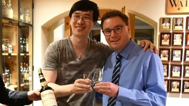 హోటల్ మేనేజర్‌తో కలిసి