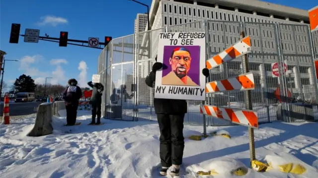 "Ellos se negaron a ver mi humanidad", dice una pancarta de una manifestante el pasado 24 de enero durante las audiencias por el juicio contra los tres expolicías, en Minesota.