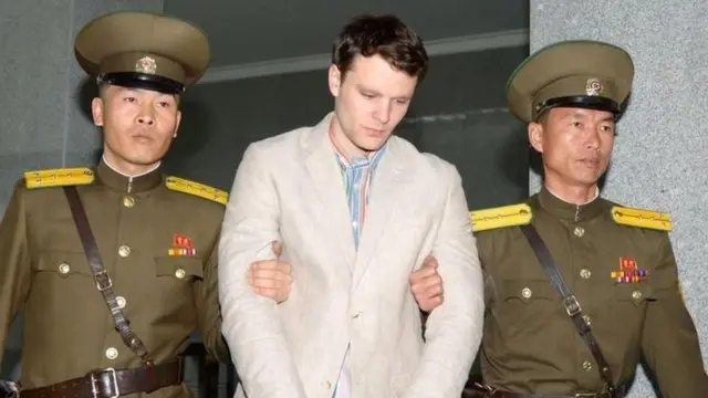 북한 여행 중 체제전복 혐의로 체포된 미국인 대학생 오토 웜비어는 의식불명된 채 미국으로 송환된 후 사망했다