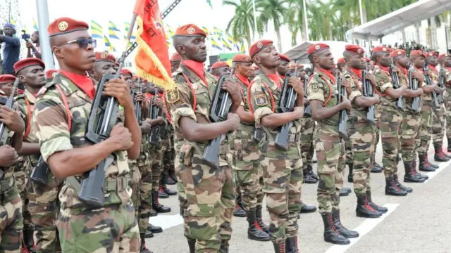 Des soldats se mettent au garde-à-vous lors de l'investiture du général Brice Oligui Nguema, président intérimaire de la junte militaire gabonaise, à Libreville, Gabon, le 4 septembre 2023.