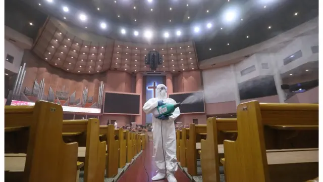 교회발 코로나 확진자가 급증하는 가운데 18일 오전 서울 영등포구 여의도순복음교회에서 방역작업이 진행되고 있다