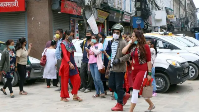 न्यूरोडमा मानिसको भिड