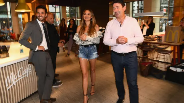 Steve Easterbrook, PDG de McDonalds, et Chrissy Teigen visitent McDonald's pour célébrer l'anniversaire de McDelivery le 25 juillet 2017 à New York City.