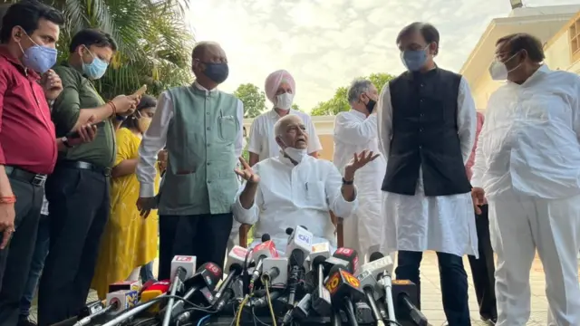 शरद पवारांच्या घरच्या बैठकीनंतरची पत्रकार परिषद