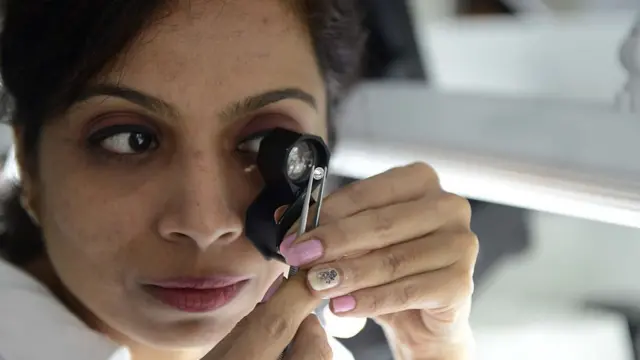 આજે સુરતે ડાયમંડ સિટી તરીકે વિશ્વમાં કાંઠુ કાઢ્યું છે