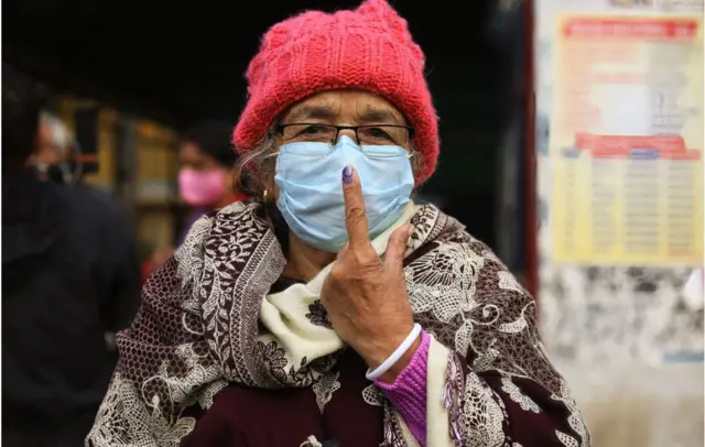 સોમવારે ઉત્તર પ્રદેશમાં નવ જિલ્લાની 55 બેઠકો માટે બીજા તબક્કાનું મતદાન યોજાશે. આ 55 બેઠકો માટે 586 ઉમેદવારો મેદાનમાં ઊતર્યા છે.