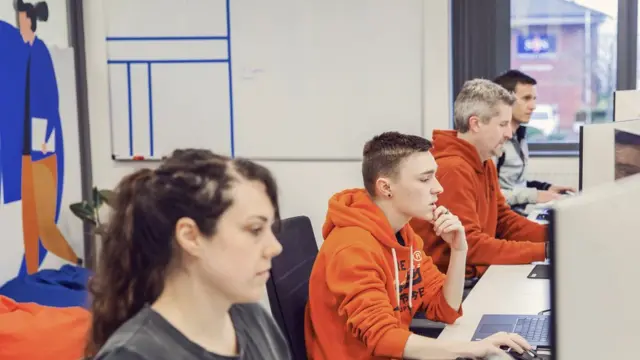 매튜 헌트(왼쪽에서 두 번째)가 챗GPT가 본인의 기술 향상을 저해할 수 있는지 묻는다