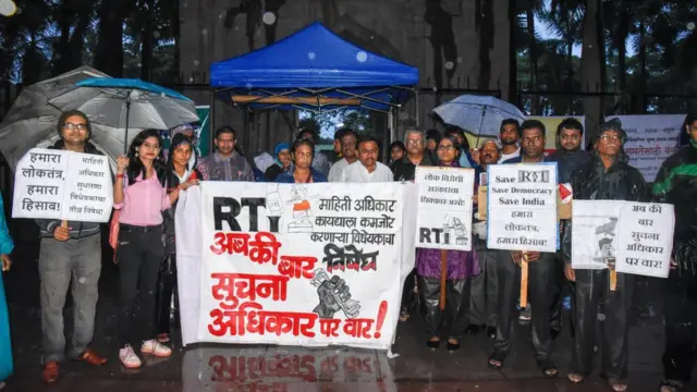 "વર્ષ 2019માં કેન્દ્ર સરકારે માહિતી કમિશનરોની સેવાની શરતોમાં ફેરફાર કરીને કમિશનરોની સ્વતંત્રતા પર તરાપ મારવાની કોશિશ કરી છે"