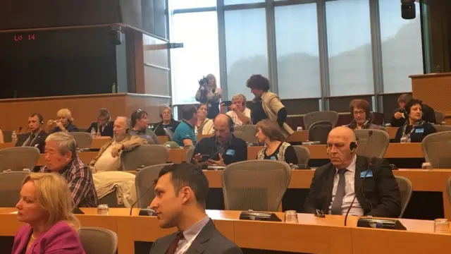 Частина аудиторія фотографувалася на тлі приміщення Європарламенту