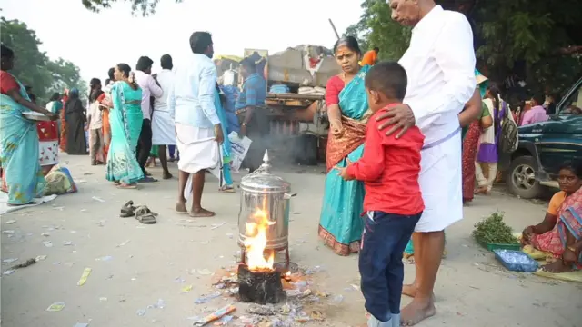 పూజలు చేస్తున్న మహిళ