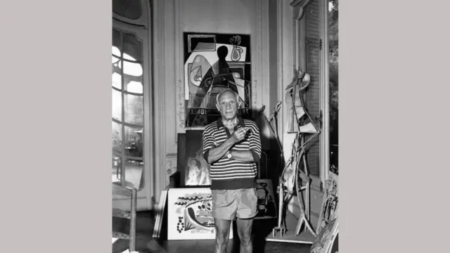 بيكاسو في فيلته "لا كاليفورنيا" بمدينة كان الفرنسية، التي تكدست بالأشياء، من قبيل الصناديق ولفائف الأوراق وعبوات الطلاء، التي كانت تملأ كل مكان