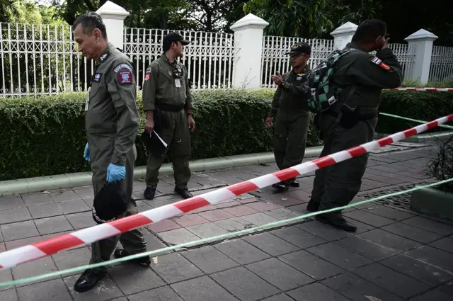 เจ้าหน้าที่ตรวจสอบพื้นที่เพื่อค้นหาหลักฐานในที่เกิดเหตุ