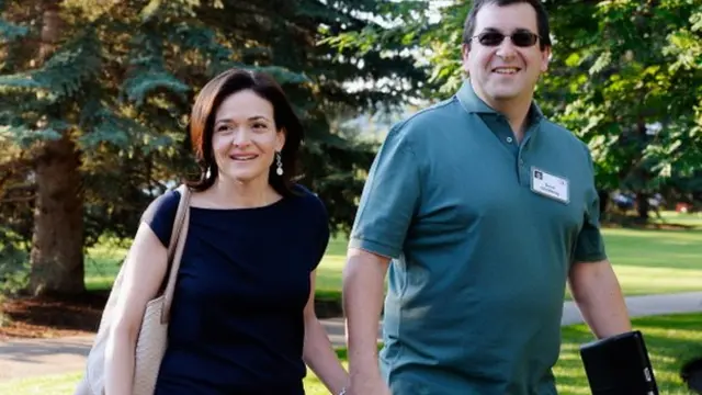 கணவர் டேவ் கோல்பர்குடன் சாண்ட்பர்க்