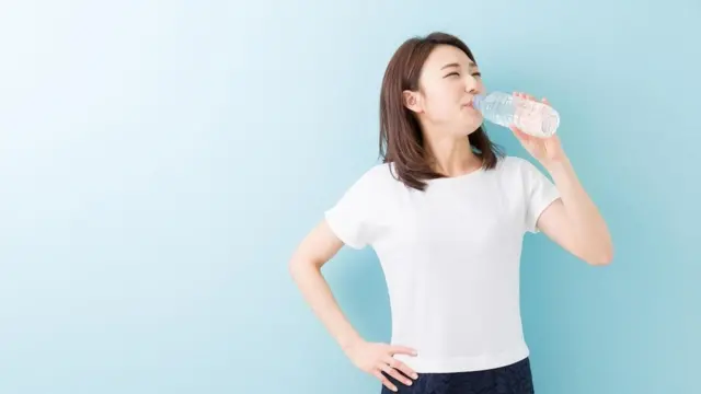 كم كوبا من الماء يجب أن نشربه يوميا؟