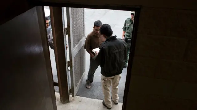 Son más los mexicanos que regresan o son deportados a su país de los que emigran.