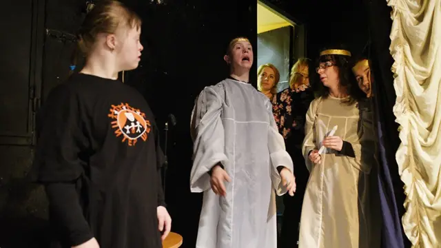 сцена из спектакля