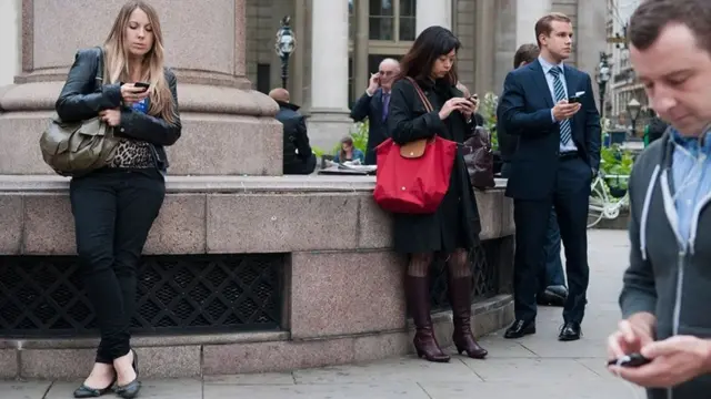 Des gens qui regardent leurs téléphones
