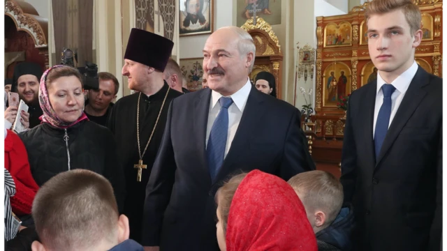 Президент Беларуси Александр Лукашенко с сыном Николаем посетил в праздник Пасхи Свято-Благовещенский Ляденский храм в деревне Малые Ляды