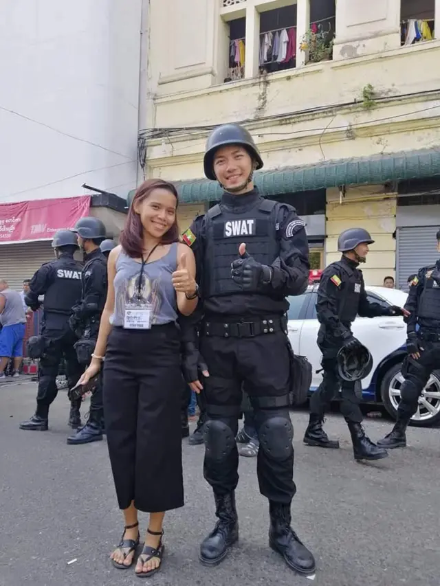 SWAT အထူး တိုက်ခိုက်ရေး ရဲတပ်ဝင်အဖြစ် ပါဝင်သူ တစ်ယောက်နဲ့ အတူ တွေ့ရတဲ့ ဒီဇိုင်နာ