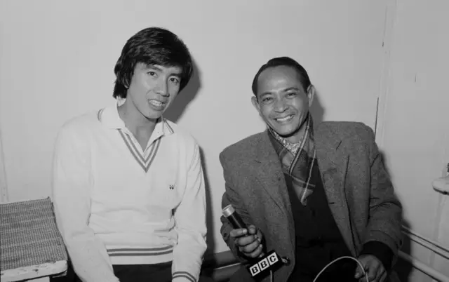 Wartawan dan penyiar BBC Indonesia, Bintarti, mewawancarai legenda bulutangkis Indonesia, Rudi Hartono, pada turnamen bulutangkis bergengsi, All England, 21 Maret 1975.