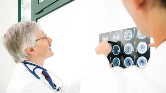 Médico olha ressonância magnética cerebral