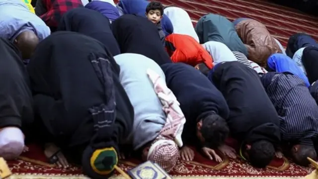 बेरोजगारी भारत की बुनियादी समस्याओं में से एक है